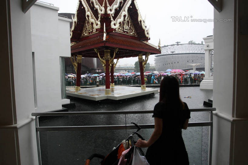 东方人,栏杆,站,走,横图,室外,白天,旅游,度假,标志建筑,地标,建筑,袋子,上海,中国,亚洲,行人,游客,游人,服装,伞,雨伞,塑料,乌云,云,阴天,云朵,围栏,许多人,云彩,注视,休闲装,黄种人,娱乐,阳伞,建设,护栏,路人,旅客,车,婴儿车,背面,衣服,天空,塑料制品,天,观察,看,站着,一群人,享受,休闲,休闲服,上海世博馆,世博馆,上海世博会,世博,世博会,旅游胜地,放松,服饰,观看,申,察看,昏暗,阴沉,关注,载具,塑封,东亚,世博园,泰国馆,上海市,中华人民共和国,沪,华东地区,宝宝车,婴儿手推车,婴儿推车,过客,男人,男性,年轻男性,年轻女性,女人,女性,亚洲人,步行,站立,走路,半身,彩图,密封袋,塑封袋,shgzq1