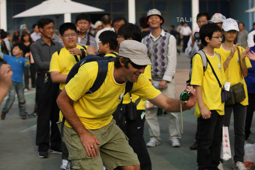 东方人,西方人,站,走,笑,微笑,露齿笑,横图,室外,白天,正面,T恤衫,旅游,度假,标志建筑,地标,建筑,帽子,相机,上海,欧洲,中国,欧洲人,亚洲,行人,游客,游人,弯腰,阴影,服装,光线,包,墨镜,伞,眼镜,影子,雨伞,遮阳伞,许多人,T恤,旅行包,注视,休闲装,黄种人,娱乐,阳伞,建设,运动帽,路人,旅客,拍照,衣服,黄色,阳光,背包,数码相机,太阳镜,太阳眼镜,观察,看,站着,一群人,享受,休闲,休闲服,上海世博馆,世博馆,上海世博会,世博,世博会,鸭舌帽,遮阳镜,旅游胜地,放松,摄影,服饰,观看,申,察看,太阳伞,关注,东亚,世博园,志愿者,上海市,中华人民共和国,沪,华东地区,弯身,旅游包,过客,男人,男性,年轻男性,年轻女性,女人,女性,白种人,亚洲人,照相机,步行,散步,站立,走路,半身,彩图,照相,义工,志工,双肩包,shgzq1