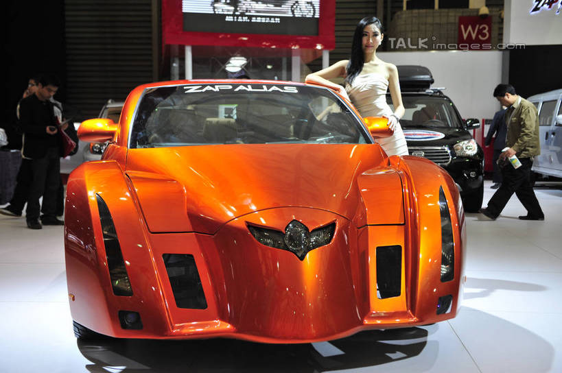 东方人,三个人,模特,站,笑,微笑,横图,室内,白天,正面,裙子,旅游,度假,窗户,标志建筑,地标,建筑,汽车,照明,上海,中国,亚洲,一辆,行人,弯腰,连衣裙,服装,环保,注视,休闲装,黄种人,娱乐,建设,浦东,路人,玻璃窗,车,灯,衣服,车窗,灯具,交通工具,轿车,观察,看,站着,享受,休闲,休闲服,车模,展示,旅游胜地,放松,搭,服饰,能源,观看,展览,车展,照亮,回收,申,资源,察看,照明设备,搭着,关注,载具,利用,低碳,浦东新区,东亚,循环,上海新国际博览中心,上海市,龙阳路,前照灯,前大灯,车前灯,中华人民共和国,沪,华东地区,弯身,持续,过客,男人,男性,年轻男性,年轻女性,女人,女性,亚洲人,模特儿,站立,彩图,全身,汽车展览,shlbh1