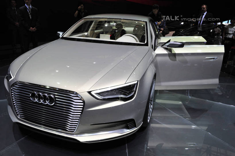 东方人,一个人,商务人士,商务男性,站,横图,室内,白天,正面,衬衫,旅游,度假,窗户,门,标志建筑,地标,建筑,汽车,照明,上海,中国,亚洲,仅一个男性,仅一个人,仅一个中年男性,一辆,停靠,阴影,套装,光线,影子,灯光,领带,注视,黄种人,娱乐,建设,浦东,玻璃窗,车,灯,车窗,车门,灯具,门框,交通工具,轿车,打开,观察,看,站着,享受,休闲,展示,旅游胜地,放松,观看,展览,车展,奥迪,照亮,申,察看,开启,象征,庄重,照明设备,关注,停泊,载具,商务装,身份,工薪阶层,浦东新区,东亚,上海新国际博览中心,上海市,龙阳路,前照灯,前大灯,车前灯,中华人民共和国,沪,华东地区,正式,地位,男人,男性,中年男性,亚洲人,白领,上班族,站立,彩图,全身,衬衣,汽车展览,shlbh1