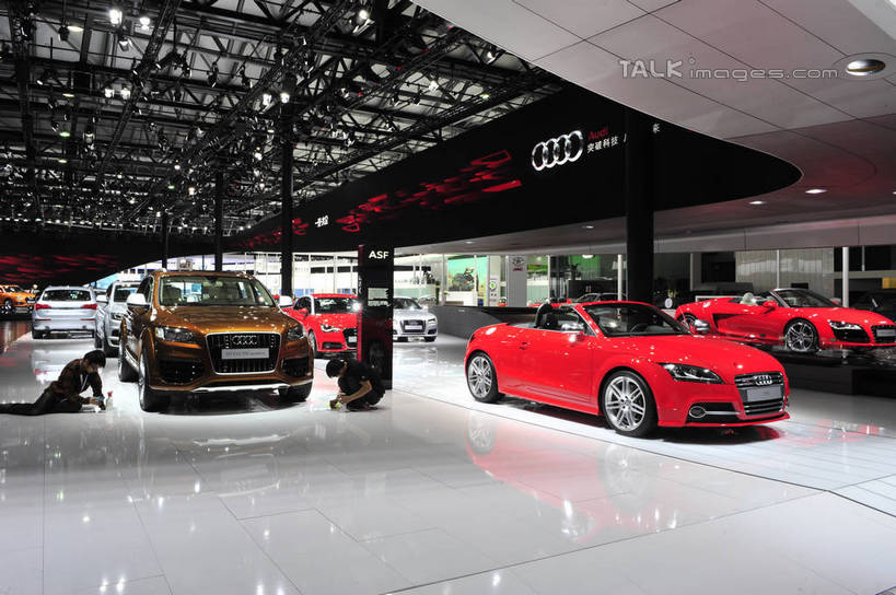 无人,栏杆,横图,室内,白天,正面,旅游,度假,标志建筑,地标,建筑,汽车,照明,上海,中国,亚洲,停靠,阴影,光线,影子,围栏,灯光,娱乐,建设,浦东,护栏,顶灯,车,灯,红色,灯具,交通工具,轿车,享受,休闲,展示,旅游胜地,放松,展览,车展,奥迪,照亮,申,照明设备,停泊,载具,浦东新区,东亚,上海新国际博览中心,上海市,龙阳路,中华人民共和国,沪,华东地区,彩图,汽车展览,shlbh1