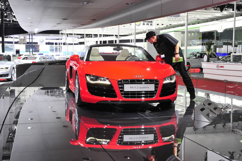 东方人,一个人,栏杆,站,横图,室内,白天,正面,旅游,度假,阅读,标志建筑,地标,建筑,汽车,帽子,照明,上海,中国,亚洲,仅一个男性,仅一个人,停靠,弯腰,阴影,服装,光线,影子,围栏,灯光,注视,休闲装,黄种人,娱乐,建设,运动帽,浦东,护栏,顶灯,车,灯,仅一个年轻男性,衣服,红色,灯具,交通工具,轿车,低头,观察,看,站着,享受,休闲,休闲服,展示,鸭舌帽,旅游胜地,放松,浏览,服饰,观看,展览,车展,奥迪,照亮,申,察看,册子,照明设备,关注,停泊,载具,宣传,浦东新区,东亚,宣传册,上海新国际博览中心,上海市,龙阳路,中华人民共和国,沪,华东地区,弯身,美观,一顶,男人,男性,年轻男性,亚洲人,站立,彩图,全身,汽车展览,shlbh1