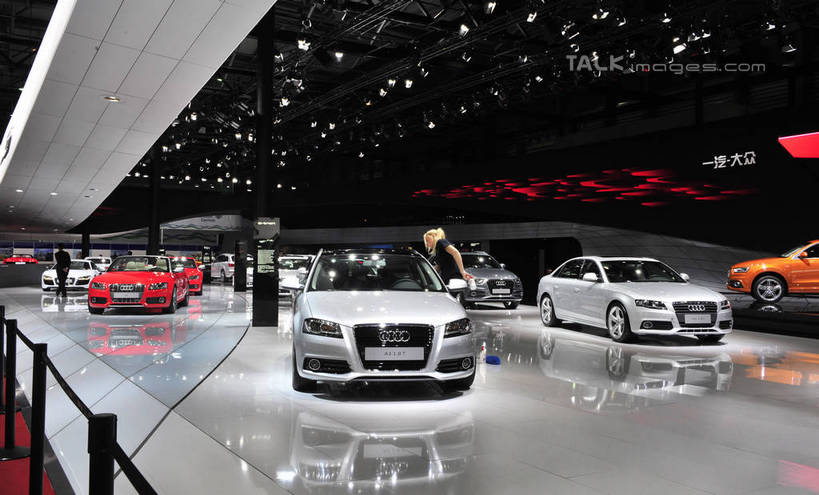 西方人,一个人,站,横图,室内,白天,侧面,旅游,度假,标志建筑,地标,建筑,汽车,照明,上海,欧洲,中国,欧洲人,亚洲,仅一个年轻女性,仅一个女性,仅一个人,阴影,服装,光线,影子,灯光,注视,休闲装,娱乐,建设,浦东,顶灯,车,灯,衣服,灯具,交通工具,轿车,观察,看,站着,享受,休闲,休闲服,展示,旅游胜地,放松,服饰,观看,展览,车展,奥迪,照亮,申,察看,照明设备,关注,载具,浦东新区,东亚,上海新国际博览中心,上海市,龙阳路,中华人民共和国,沪,华东地区,年轻女性,女人,女性,白种人,站立,彩图,全身,汽车展览,shlbh1