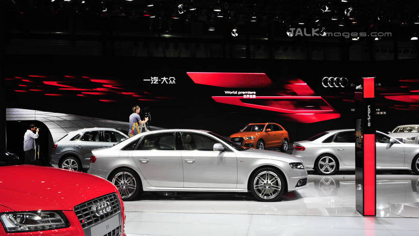 东方人,两个人,站,横图,室内,白天,侧面,旅游,度假,标志建筑,地标,建筑,汽车,照明,上海,中国,亚洲,停靠,阴影,服装,光线,影子,灯光,注视,休闲装,黄种人,娱乐,建设,浦东,顶灯,车,灯,衣服,灯具,交通工具,轿车,观察,看,站着,享受,休闲,休闲服,展示,旅游胜地,放松,服饰,观看,展览,车展,奥迪,照亮,申,察看,照明设备,关注,停泊,载具,浦东新区,东亚,上海新国际博览中心,上海市,龙阳路,中华人民共和国,沪,华东地区,男人,男性,年轻男性,年轻女性,女人,女性,亚洲人,站立,彩图,全身,汽车展览,shlbh1