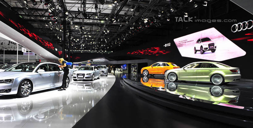 西方人,一个人,站,横图,室内,白天,侧面,旅游,度假,显示器,标志建筑,地标,建筑,汽车,照明,上海,欧洲,中国,欧洲人,亚洲,仅一个年轻女性,仅一个女性,仅一个人,停靠,弯腰,阴影,服装,光线,屏幕,影子,灯光,注视,休闲装,娱乐,显示屏,建设,浦东,顶灯,车,灯,衣服,灯具,交通工具,轿车,观察,看,站着,享受,休闲,休闲服,展示,旅游胜地,放松,服饰,观看,展览,车展,奥迪,照亮,申,察看,照明设备,关注,停泊,载具,输出设备,浦东新区,东亚,上海新国际博览中心,上海市,龙阳路,中华人民共和国,沪,华东地区,弯身,年轻女性,女人,女性,白种人,站立,彩图,全身,汽车展览,shlbh1