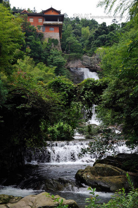 无人,寺庙,竖图,室外,白天,仰视,旅游,度假,草地,草坪,名胜古迹,山,树林,水,植物,标志建筑,地标,建筑,阴影,飞溅,节日,遗迹,溅,光线,液体,影子,山峰,水滴,山峦,燃烧,古迹,文化,文物,娱乐,建设,古建筑,水珠,草,树,树木,蓝色,绿色,蓝天,天空,阳光,香火,庙宇,天,祈祷,享受,休闲,健康,旅游胜地,放松,许愿,宗教,信仰,生长,成长,纪念,祈求,喷洒,古文明,平安,跌水,彩图,低角度拍摄,庙,寺,shlmx1