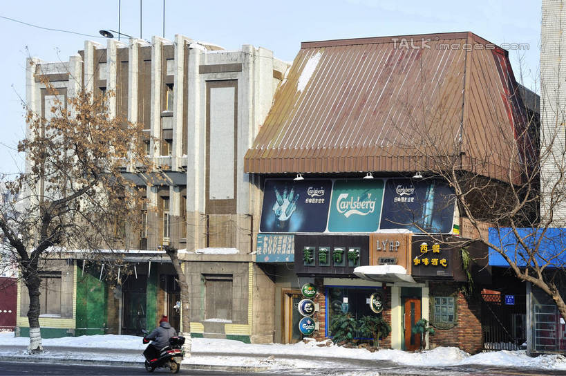 东方人,一个人,高楼大厦,商店,坐,横图,室外,白天,购物,度假,消费,美景,雪,植物,大雪,城市风光,城市,大厦,道路,建筑,路,摩天大楼,公路,摩托车,中国,亚洲,仅一个男性,仅一个人,阴影,服装,光线,影子,积雪,景观,雪景,冬季,冬天,交通,休闲装,黄种人,娱乐,建设,商铺,车,树,树木,仅一个年轻男性,背面,衣服,蓝色,绿色,蓝天,天空,阳光,自然,交通工具,天,骑车,享受,休闲,休闲服,景色,放松,寒冷,金融,服饰,生长,晴朗,成长,载具,选购,贸易,东亚,吉林,吉林省,长春,长春市,万里无云,中华人民共和国,省会,血拼,严寒,东北地区,吉,市肆,商号,男人,男性,年轻男性,亚洲人,晴空,晴空万里,马路,坐着,彩图,全身,大楼,店铺,高层建筑,高楼,摩天楼,shlyb1