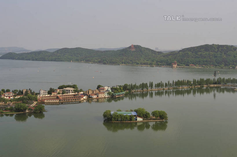 无人,横图,俯视,航拍,室外,白天,旅游,度假,岛屿,河流,石头,美景,森林,山,山脉,树林,水,植物,武汉,中国,亚洲,阴影,波纹,光线,石子,影子,岛,河水,景观,山顶,山峰,水流,涟漪,山峦,娱乐,树,树木,蓝色,绿色,倒影,蓝天,水纹,天空,阳光,自然,波浪,群山,天,享受,休闲,景色,放松,生长,晴朗,成长,倒映,鸟瞰,自然风光,东亚,湖北,湖北省,武汉市,万里无云,中华人民共和国,省会,水晕,华中地区,鄂,颠峰,极峰,反照,列岛,群岛,石块,诸岛,晴空,晴空万里,彩图,高角度拍摄,shlyb1