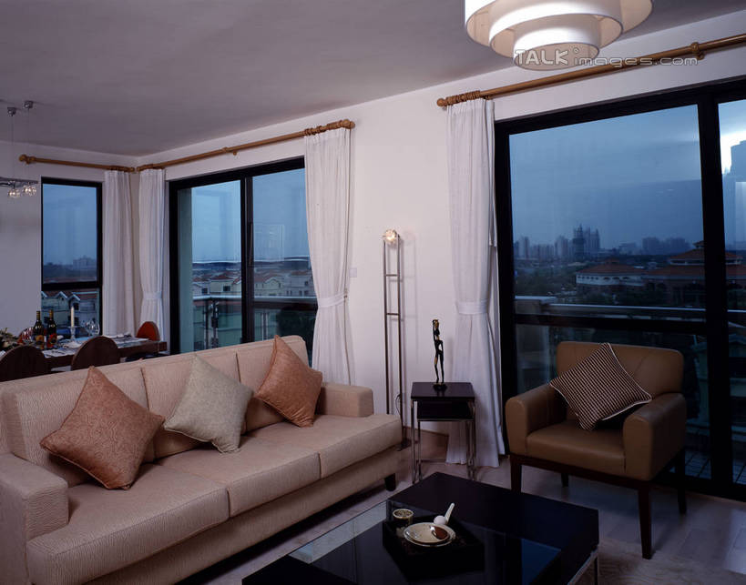 无人,家,客厅,横图,室内,白天,正面,日落,别墅,餐桌,窗户,窗帘,家具,靠垫,落地窗,沙发,装修,桌子,建筑,欧式,装饰,木制,房屋,屋子,晚霞,霞光,落日,公寓,靠枕,豪华,茶几,建设,现代,装潢,洋房,楼房,玻璃窗,住宅,黄昏,帘子,木制品,垫子,室内装潢,枕头,遮阳,彩霞,餐台,华丽,修饰,样板房,明亮,点缀,起居室,舒适,家居装潢,房屋设计,地中海风格,古典风格,简约风格,布艺沙发,室内设计,宽敞,样板房装潢,衬托,美观,雅致,雅观,夕照,客堂,薄暮,设计,夕阳,彩图,傍晚,房子,斜阳,shrj1