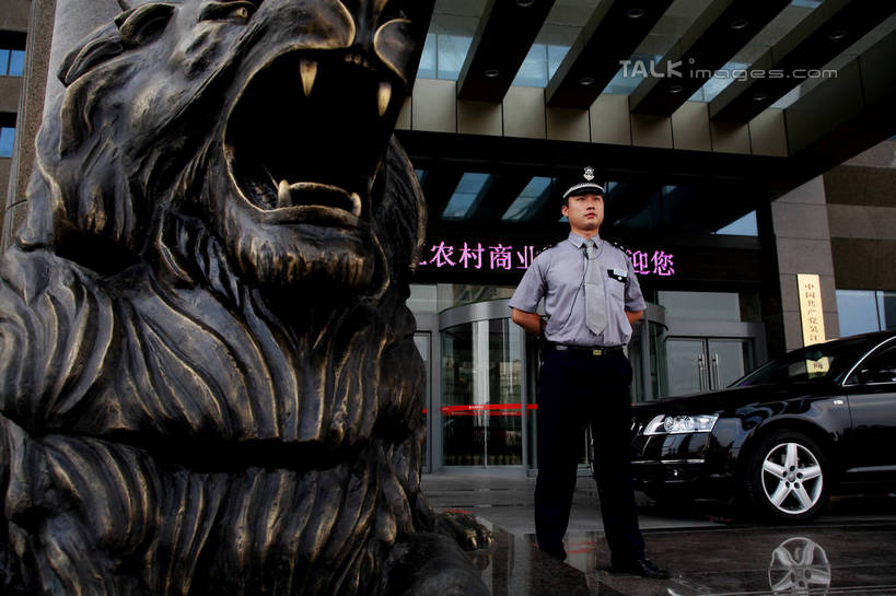 东方人,一个人,宾馆,站,横图,室外,白天,仰视,工作服,制服,汽车,哺乳动物,野生动物,狮子,帽子,雕塑,亚洲,仅一个男性,仅一个人,一辆,服装,辟邪,艺术,装饰,标志,雕刻,雕像,文字,字符,注视,黄种人,文化,标识,石雕,车,仅一个年轻男性,衣服,动物,工艺品,石狮,交通工具,轿车,观察,看,祈祷,站着,健康,汉字,许愿,服饰,军帽,观看,纪念,祈求,美术,察看,衣着,穿着,关注,中文,载具,主题,凶猛,警服,陈列,背手,功能,美学,驱邪,祛邪,避邪,国文,华文,守护神,工作制服,衣饰,残暴,平安,凶残,男人,男性,年轻男性,亚洲人,保安,站立,彩图,低角度拍摄,全身,工作套服,客店,客栈,旅店,旅馆,旅舍,汽车旅馆,shrj1