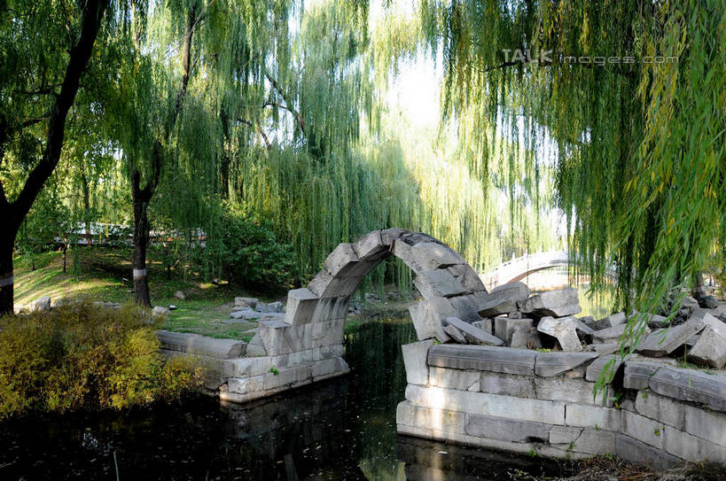 无人,公园,横图,室外,白天,正面,旅游,度假,草地,草坪,湖,湖泊,石头,名胜古迹,水,植物,标志建筑,地标,建筑,柳树,北京,圆明园,中国,亚洲,阴影,波纹,遗迹,光线,石子,影子,湖面,水流,水面,桥,涟漪,首都,古迹,文物,娱乐,建设,古建筑,石桥,垂柳,拱桥,栈桥,草,树,树木,绿色,倒影,水纹,天空,阳光,自然,波浪,湖水,天,享受,休闲,旅游胜地,放松,拱形,生长,成长,人行桥,石拱桥,倒映,古文明,东亚,海淀区,中华人民共和国,北京市,京,北平,华北地区,水晕,倒挂柳,反照,石块,垂枝柳,彩图,圆明园遗址,圆明园遗址公园,shsgf1