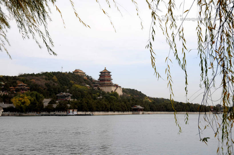 无人,颐和园,宫殿,横图,室外,白天,正面,旅游,度假,湖,湖泊,名胜古迹,山,山脉,树林,水,植物,标志建筑,地标,建筑,船,柳树,北京,中国,亚洲,停靠,波纹,遗迹,湖面,山峰,水流,水面,云,云朵,塔,涟漪,山峦,首都,云彩,古迹,文物,娱乐,建设,古建筑,宝塔,垂柳,佛塔,树,树木,蓝色,绿色,白云,蓝天,水纹,天空,自然,交通工具,波浪,湖水,群山,天,享受,休闲,旅游胜地,放松,生长,晴朗,成长,权利,停泊,载具,龙船,古文明,东亚,海淀区,万寿山,昆明湖,中华人民共和国,北京市,京,北平,华北地区,水晕,皇家园林,倒挂柳,浮图,浮屠,清漪园,晴空,垂枝柳,彩图,塔婆,浮图塔,浮头,佛图,shsgf1