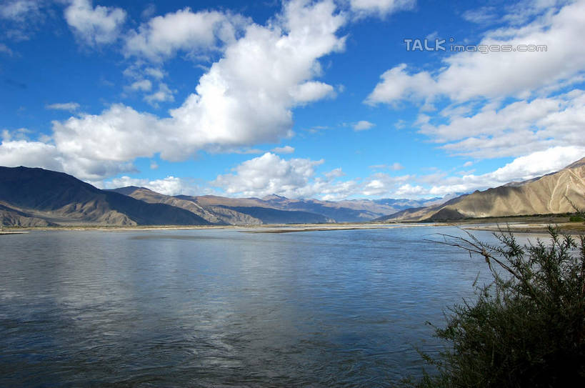 无人,横图,室外,白天,正面,旅游,度假,草地,草坪,湖,湖泊,美景,山,山脉,水,植物,中国,亚洲,阴影,波纹,光线,影子,湖面,景观,山峰,水流,水面,云,云朵,涟漪,山峦,云彩,娱乐,西藏,羊卓雍错,草,蓝色,绿色,白云,倒影,蓝天,水纹,天空,阳光,自然,波浪,湖水,群山,天,享受,休闲,景色,放松,晴朗,倒映,自然风光,藏,东亚,西藏自治区,羊湖,中华人民共和国,水晕,西南地区,反照,羊卓雍措,羊卓雍错湖,晴空,彩图,那曲地区,尼玛,尼玛县,shsgf1