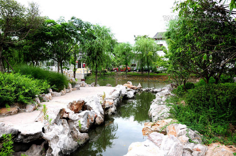 无人,家,横图,室外,白天,正面,旅游,度假,河流,石头,名胜古迹,水,植物,标志建筑,地标,建筑,上海,中国,亚洲,波纹,遗迹,石子,房屋,屋子,河水,水流,涟漪,古迹,文物,娱乐,建设,古建筑,楼房,住宅,树,树木,绿色,倒影,水纹,天空,自然,波浪,天,享受,休闲,旅游胜地,放松,生长,成长,申,倒映,古文明,东亚,闵行区,上海市,浦江镇,召稼楼,中华人民共和国,沪,华东地区,水晕,反照,石块,岩石,彩图,房子,shsgf1
