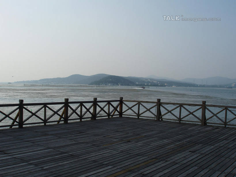 无人,栏杆,横图,室外,白天,正面,旅游,度假,湖,湖泊,美景,山,山脉,水,地板,太湖,中国,亚洲,阴影,光线,影子,湖面,景观,山峰,水流,水面,围栏,地面,山峦,娱乐,江苏,苏州,护栏,木地板,蓝色,蓝天,天空,阳光,自然,湖水,群山,天,享受,休闲,景色,放松,缥缈峰,西山,晴朗,自然风光,东亚,江苏省,苏州市,万里无云,中华人民共和国,华东地区,苏,吴中区,晴空,晴空万里,彩图,洞庭西山,包山,shslj1