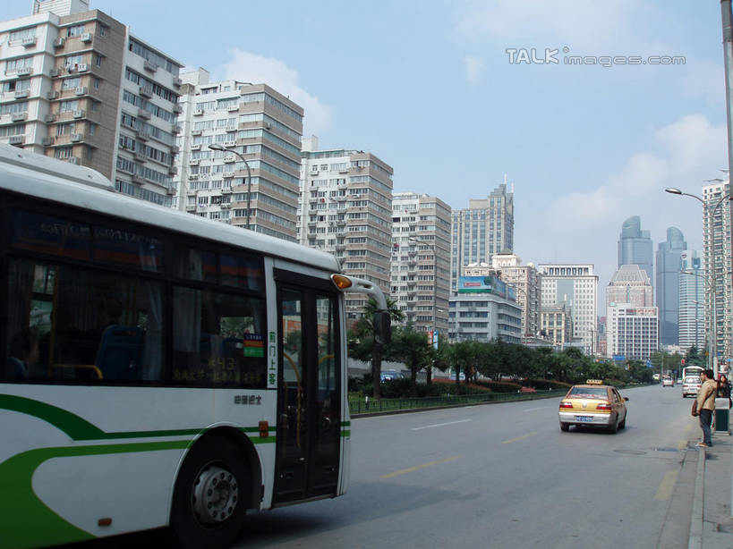 东方人,一个人,家,站,横图,室外,白天,仰视,旅游,度假,美景,植物,城市风光,城市,道路,建筑,路,路灯,公路,公共汽车,照明,上海,中国,亚洲,仅一个年轻女性,仅一个女性,仅一个人,阴影,服装,光线,影子,房屋,墙,屋子,景观,云,云朵,公寓,建筑群,灯光,巴士,公交车,交通,云彩,注视,休闲装,黄种人,娱乐,建设,洋房,楼房,墙壁,墙面,住宅,车,灯,树,树木,衣服,蓝色,绿色,白云,蓝天,天空,阳光,自然,交通工具,轿车,人民广场,天,观察,驾驶,看,行驶,站着,享受,休闲,休闲服,景色,放松,服饰,生长,晴朗,成长,观看,操纵,照亮,申,控制,察看,照明设备,关注,载具,黄浦区,东亚,操控,上海市,中华人民共和国,沪,华东地区,把持,上海人民广场,年轻女性,女人,女性,亚洲人,晴空,马路,站立,彩图,低角度拍摄,全身,房子,shslj1