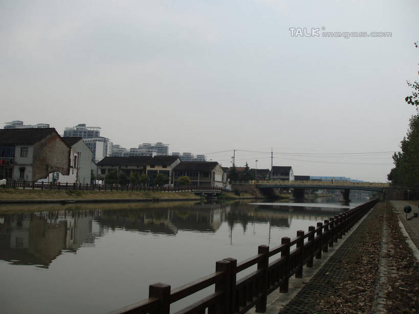 无人,家,栏杆,横图,室外,白天,正面,度假,草地,草坪,湖,湖泊,美景,树林,水,植物,城市风光,城市,道路,路,阴影,光线,影子,房屋,屋子,湖面,景观,水流,水面,公寓,围栏,小路,交通,娱乐,洋房,护栏,楼房,住宅,草,树,树木,蓝色,绿色,倒影,蓝天,天空,阳光,自然,湖水,天,享受,休闲,景色,放松,生长,晴朗,成长,倒映,万里无云,反照,晴空,晴空万里,彩图,房子,shslj1