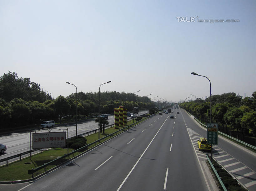 无人,横图,室外,白天,正面,度假,草地,草坪,美景,树林,植物,城市风光,城市,道路,路,路灯,公路,汽车,照明,阴影,光线,影子,景观,灯光,分界线,停车线,交通,娱乐,车,灯,草,树,树木,蓝色,绿色,蓝天,天空,阳光,自然,交通工具,轿车,天,驾驶,行驶,享受,休闲,景色,放松,生长,晴朗,成长,车行道,车行道分界线,操纵,照亮,控制,照明设备,载具,标线,操控,车行线,万里无云,把持,晴空,晴空万里,马路,彩图,shslj1