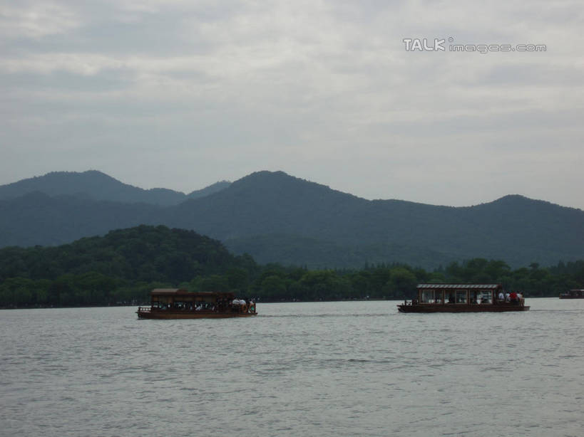 无人,横图,室外,白天,正面,旅游,度假,美景,山,山脉,树林,植物,船,中国,亚洲,阴影,波纹,飞溅,溅,光线,液体,影子,景观,山峰,水滴,云,云朵,山峦,云彩,娱乐,浙江,游船,水珠,树,树木,浙江省,蓝色,绿色,白云,蓝天,水纹,天空,阳光,自然,船尾波,交通工具,波浪,群山,天,享受,休闲,景色,放松,游乐设施,千岛湖,生长,晴朗,成长,舟,喷洒,自然风光,载具,东亚,中华人民共和国,华东地区,浙,晴空,彩图,淳安,淳安县,新安江水库,shslj1