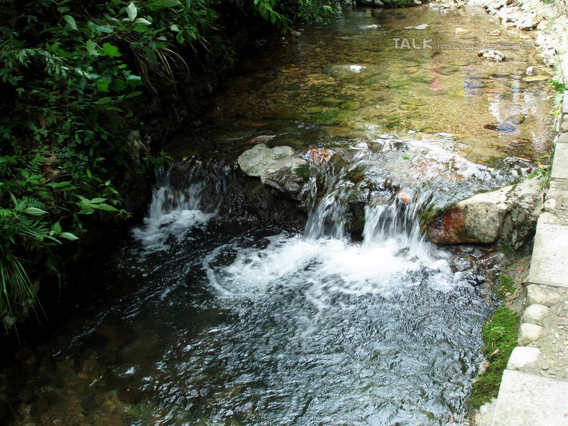 无人,横图,俯视,室外,特写,白天,草地,草坪,石头,美景,瀑布,水,植物,中国,亚洲,阴影,飞溅,溅,光线,石子,液体,影子,景观,水滴,浙江,水珠,草,浙江省,绿色,阳光,自然,景色,千岛湖,喷洒,自然风光,东亚,中华人民共和国,华东地区,浙,跌水,石块,岩石,彩图,高角度拍摄,淳安,淳安县,新安江水库,shslj1