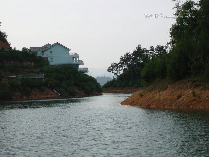 无人,家,横图,室外,白天,正面,旅游,度假,草地,草坪,湖,湖泊,美景,沙滩,树林,水,植物,中国,亚洲,阴影,波纹,光线,沙子,影子,房屋,屋子,河岸,河滩,湖面,景观,水流,水面,公寓,涟漪,沙地,娱乐,洋房,浙江,楼房,住宅,草,树,树木,浙江省,蓝色,绿色,倒影,蓝天,水纹,天空,阳光,自然,波浪,湖水,天,享受,休闲,景色,放松,千岛湖,生长,晴朗,成长,倒映,自然风光,东亚,万里无云,中华人民共和国,华东地区,水晕,浙,反照,晴空,晴空万里,彩图,房子,淳安,淳安县,新安江水库,shslj1