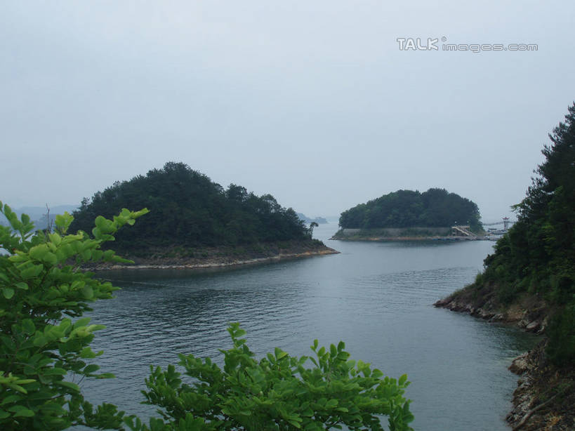 无人,横图,室外,白天,正面,旅游,度假,岛屿,湖,湖泊,美景,树林,水,植物,中国,亚洲,阴影,光线,影子,岛,湖面,景观,水流,水面,娱乐,浙江,树,树木,浙江省,蓝色,绿色,蓝天,天空,阳光,自然,湖水,天,享受,休闲,景色,放松,千岛湖,生长,晴朗,成长,自然风光,东亚,万里无云,中华人民共和国,华东地区,浙,列岛,群岛,诸岛,晴空,晴空万里,彩图,淳安,淳安县,新安江水库,shslj1