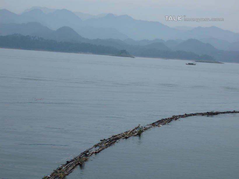 无人,横图,室外,白天,正面,旅游,度假,湖,湖泊,美景,山,山脉,水,雾,船,中国,亚洲,一艘,波纹,朦胧,模糊,湖面,景观,山峰,水流,水面,涟漪,山峦,娱乐,浙江,游船,浙江省,水纹,自然,交通工具,波浪,湖水,群山,享受,休闲,景色,放松,游乐设施,千岛湖,连绵,迷雾,舟,绵延,自然风光,载具,东亚,中华人民共和国,华东地区,水晕,浙,联贯,大雾,彩图,淳安,淳安县,新安江水库,shslj1