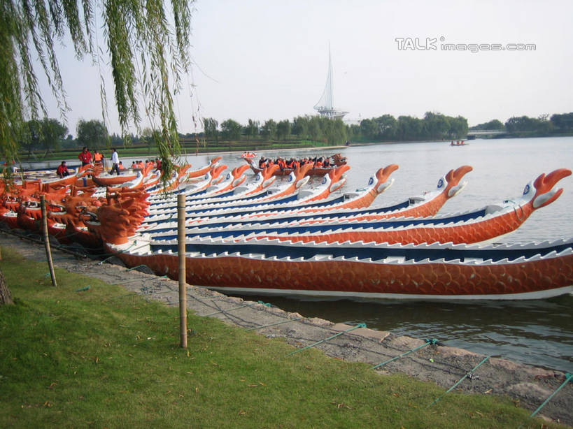 无人,横图,室外,白天,正面,度假,草地,草坪,湖,湖泊,美景,水,植物,城市风光,城市,船,上海,中国,亚洲,一排,许多,整齐,并列,并排,湖面,景观,水流,水面,木船,很多,娱乐,草,树,树木,排列,绿色,天空,自然,交通工具,湖水,天,祈祷,享受,休闲,景色,放松,许愿,宗教,龙舟,东方绿舟,信仰,生长,成长,祈求,祭奠,祭祀,申,舟,队列,载具,平行,青浦区,东亚,赛龙舟,上海市,中华人民共和国,沪,华东地区,敬拜,祭司,彩图,shslj1