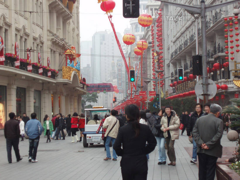 东方人,高楼大厦,走,横图,室外,白天,仰视,度假,安全,美景,植物,城市风光,城市,大厦,建筑,摩天大楼,照明,上海,中国,亚洲,行人,游客,游人,服装,灯笼,纸灯笼,景观,红绿灯,信号灯,交通,许多人,休闲装,黄种人,娱乐,建设,路人,旅客,树,树木,衣服,绿色,天空,自然,灯具,南京路,天,一群人,享受,休闲,休闲服,景色,放松,警示,服饰,南京路步行街,南京东路,生长,成长,照亮,申,照明设备,提示,流通,黄浦区,东亚,上海市,交通信号灯,行人信号灯,中华人民共和国,沪,华东地区,过客,男人,男性,年轻男性,年轻女性,女人,女性,亚洲人,步行,散步,走路,半身,彩图,低角度拍摄,大楼,高层建筑,高楼,摩天楼,shslj1