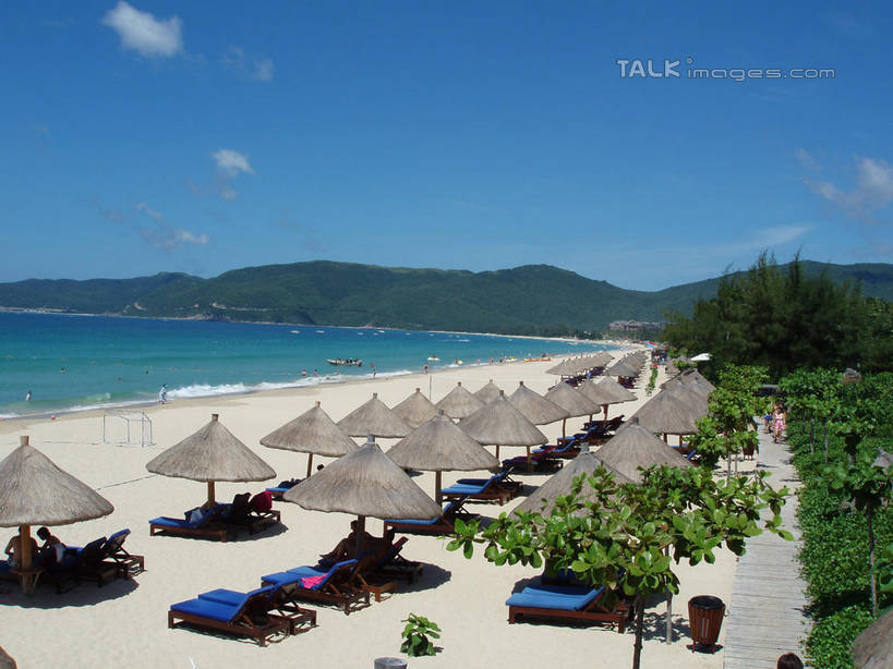 无人,横图,俯视,室外,白天,旅游,度假,海浪,海洋,美景,沙滩,树林,植物,棕榈树,叶子,椅子,三亚,中国,亚洲,阴影,光线,伞,沙子,影子,雨伞,遮阳伞,躺椅,海岸,景观,浪花,云,云朵,绿叶,沙地,云彩,娱乐,阳伞,树,树木,海南,蓝色,绿色,白云,蓝天,天空,阳光,自然,海水,天,享受,休闲,嫩叶,景色,放松,海南省,生长,晴朗,成长,沙滩椅,太阳伞,自然风光,海景,东亚,棕榈叶,三亚市,中华人民共和国,华南地区,琼,叶,叶片,大海,风浪,海,海水的波动,海滩,近岸浪,涌浪,晴空,棕树,棕榈,彩图,高角度拍摄,shslj1
