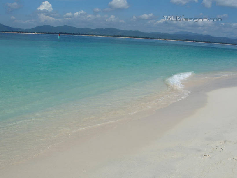 无人,横图,室外,白天,正面,旅游,度假,海浪,海洋,美景,沙滩,山,山脉,三亚,中国,亚洲,阴影,光线,沙子,影子,海岸,景观,浪花,山峰,云,云朵,沙地,山峦,云彩,娱乐,海南,蓝色,白云,蓝天,天空,阳光,自然,海水,群山,天,享受,休闲,景色,放松,海南省,晴朗,自然风光,海景,东亚,三亚市,中华人民共和国,华南地区,琼,大海,风浪,海,海水的波动,海滩,近岸浪,涌浪,晴空,彩图,shslj1