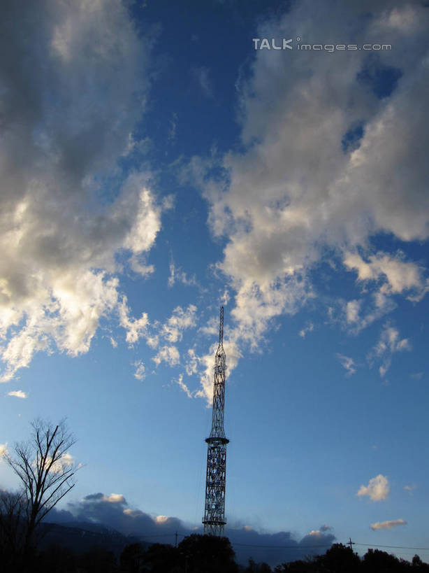 无人,竖图,室外,白天,仰视,旅游,度假,石头,美景,山,山脉,植物,日本,亚洲,阴影,电力,光线,钢材,电缆,电线,石子,影子,支架,景观,山顶,山峰,云,云朵,山峦,云彩,娱乐,电塔,树,树木,蓝色,绿色,白云,蓝天,天空,阳光,自然,群山,天,享受,休闲,景色,放松,生长,能源,晴朗,成长,支撑,资源,自然风光,供电设备,东亚,沉积岩,高压电塔,高压输电线,日本国,高压电线塔,高压塔,颠峰,极峰,水成岩,石块,岩石,晴空,彩图,低角度拍摄,shslj1