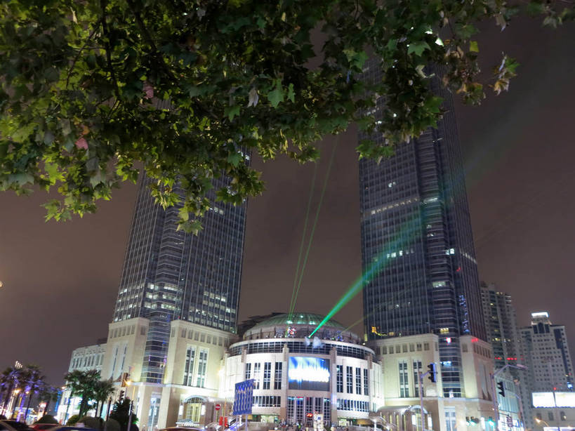 无人,家,高楼大厦,商店,横图,彩色,室外,夜晚,仰视,购物,度假,消费,美景,植物,城市风光,标志建筑,超市,城市,大厦,地标,建筑,摩天大楼,霓虹灯,商场,夜景,上海,中国,亚洲,阴影,梦幻,发光,光束,光线,影子,房屋,屋子,景观,公寓,建筑群,灯光,七彩,光亮,娱乐,光源,建设,洋房,楼房,霓虹,住宅,灯,树,树木,绿色,自然,享受,休闲,景色,放松,金融,百货,港汇广场,徐家汇,生长,成长,申,未来,照明设备,发亮,选购,贸易,百货公司,东亚,憧憬,徐汇区,上海市,中华人民共和国,沪,华东地区,虹桥路,氖灯,血拼,彩图,低角度拍摄,房子,大楼,高层建筑,高楼,购物商场,购物中心,摩天楼,商业中心,港汇恒隆广场,shslj1