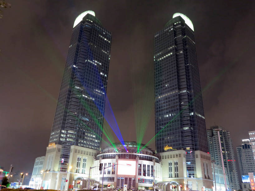 无人,家,高楼大厦,商店,横图,彩色,室外,夜晚,仰视,购物,度假,消费,美景,城市风光,标志建筑,超市,城市,大厦,地标,建筑,摩天大楼,霓虹灯,商场,夜景,上海,中国,亚洲,阴影,梦幻,发光,光束,光线,影子,房屋,屋子,景观,公寓,建筑群,灯光,七彩,光亮,娱乐,光源,建设,洋房,楼房,霓虹,住宅,灯,享受,休闲,景色,放松,金融,百货,港汇广场,徐家汇,申,未来,照明设备,发亮,选购,贸易,百货公司,东亚,憧憬,徐汇区,上海市,中华人民共和国,沪,华东地区,虹桥路,氖灯,血拼,彩图,低角度拍摄,房子,大楼,高层建筑,高楼,购物商场,购物中心,摩天楼,商业中心,港汇恒隆广场,shslj1