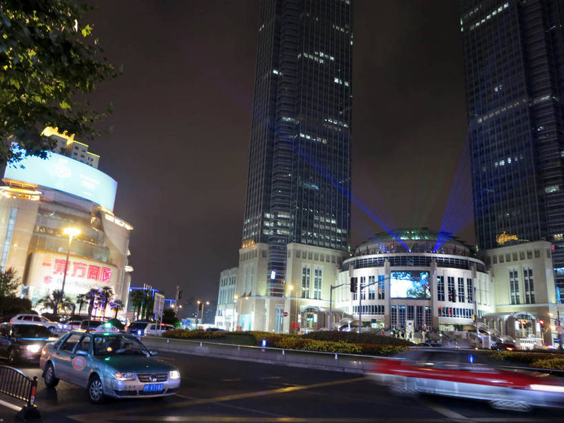 无人,家,高楼大厦,商店,横图,彩色,室外,夜晚,仰视,购物,度假,消费,美景,植物,城市风光,标志建筑,超市,城市,大厦,道路,地标,建筑,路,摩天大楼,霓虹灯,商场,夜景,公路,汽车,上海,中国,亚洲,阴影,朦胧,梦幻,模糊,发光,光束,光线,影子,房屋,屋子,景观,公寓,建筑群,灯光,七彩,交通,光亮,娱乐,光源,建设,洋房,楼房,霓虹,住宅,车,灯,树,树木,绿色,自然,交通工具,轿车,驾驶,行驶,享受,休闲,景色,放松,金融,百货,港汇广场,徐家汇,生长,成长,操纵,申,控制,未来,照明设备,发亮,载具,驾车,选购,贸易,百货公司,东亚,操控,憧憬,徐汇区,上海市,中华人民共和国,沪,华东地区,虹桥路,氖灯,血拼,把持,马路,彩图,低角度拍摄,房子,大楼,高层建筑,高楼,购物商场,购物中心,摩天楼,商业中心,港汇恒隆广场,shslj1