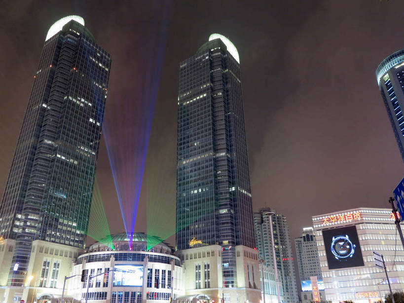 无人,家,高楼大厦,商店,横图,彩色,室外,夜晚,仰视,购物,度假,消费,美景,城市风光,标志建筑,超市,城市,大厦,地标,建筑,摩天大楼,霓虹灯,商场,夜景,上海,中国,亚洲,阴影,梦幻,发光,光束,光线,影子,房屋,屋子,景观,公寓,建筑群,灯光,七彩,光亮,娱乐,光源,建设,洋房,楼房,霓虹,住宅,灯,享受,休闲,景色,放松,金融,百货,港汇广场,徐家汇,申,未来,照明设备,发亮,选购,贸易,百货公司,东亚,憧憬,徐汇区,上海市,中华人民共和国,沪,华东地区,虹桥路,氖灯,血拼,彩图,低角度拍摄,房子,大楼,高层建筑,高楼,购物商场,购物中心,摩天楼,商业中心,港汇恒隆广场,shslj1