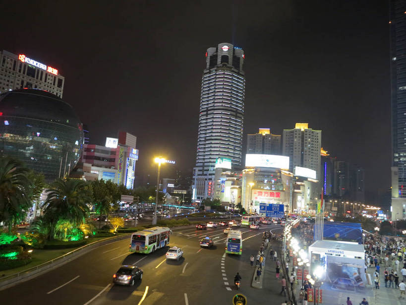 无人,家,高楼大厦,商店,横图,俯视,航拍,彩色,室外,夜晚,购物,度假,消费,美景,植物,城市风光,标志建筑,超市,城市,大厦,道路,地标,建筑,路,路灯,摩天大楼,霓虹灯,人行横道,商场,夜景,公路,汽车,上海,中国,亚洲,阴影,光线,影子,房屋,屋子,景观,公寓,建筑群,人行道,灯光,分界线,七彩,停车线,交通,娱乐,光源,建设,洋房,楼房,霓虹,住宅,车,灯,树,树木,绿色,自然,交通工具,轿车,驾驶,行驶,享受,休闲,景色,放松,金融,百货,港汇广场,徐家汇,生长,成长,车行道,车行道分界线,操纵,申,控制,照明设备,鸟瞰,载具,标线,人行横道线,驾车,选购,贸易,百货公司,东亚,操控,车行线,徐汇区,东方商厦,上海市,美罗城,中华人民共和国,沪,华东地区,虹桥路,氖灯,血拼,把持,斑马线,马路,彩图,高角度拍摄,房子,大楼,高层建筑,高楼,购物商场,购物中心,摩天楼,商业中心,漕溪北路,港汇恒隆广场,肇嘉浜路,上实大厦,shslj1