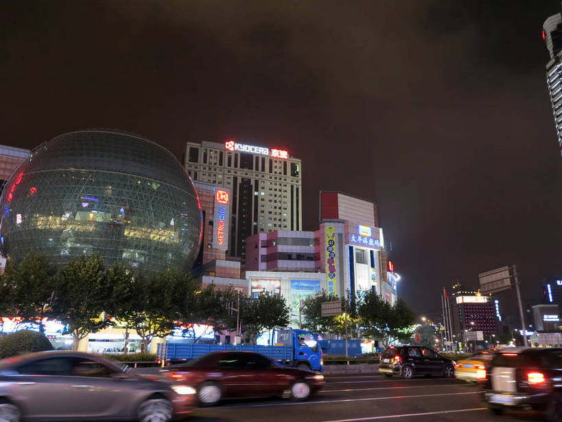 无人,家,高楼大厦,商店,横图,彩色,室外,夜晚,仰视,购物,度假,消费,美景,植物,城市风光,标志建筑,超市,城市,大厦,道路,地标,建筑,路,路灯,摩天大楼,霓虹灯,商场,夜景,公路,汽车,上海,中国,亚洲,阴影,朦胧,模糊,光线,影子,房屋,屋子,景观,公寓,建筑群,灯光,分界线,七彩,停车线,交通,娱乐,光源,建设,洋房,楼房,霓虹,住宅,车,灯,树,树木,绿色,自然,交通工具,轿车,驾驶,行驶,享受,休闲,景色,放松,金融,百货,徐家汇,生长,成长,车行道,车行道分界线,操纵,申,控制,照明设备,载具,标线,驾车,选购,贸易,百货公司,东亚,操控,车行线,徐汇区,上海市,美罗城,中华人民共和国,沪,华东地区,氖灯,血拼,把持,马路,彩图,低角度拍摄,房子,大楼,高层建筑,高楼,购物商场,购物中心,摩天楼,商业中心,肇嘉浜路,shslj1