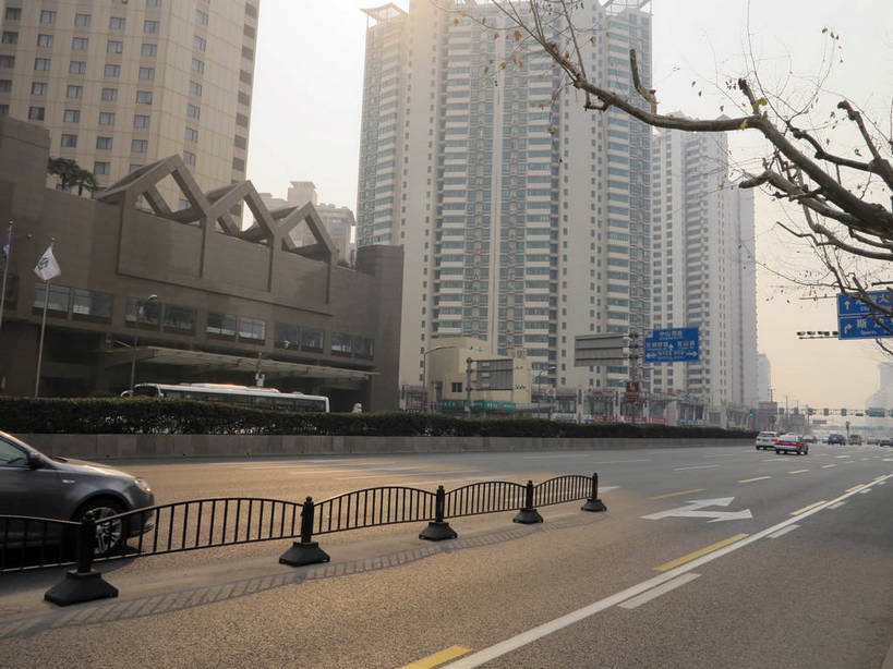 无人,高楼大厦,横图,室外,白天,正面,度假,美景,植物,城市风光,标志建筑,城市,大厦,道路,地标,建筑,路,摩天大楼,公路,公共汽车,汽车,上海,中国,亚洲,阴影,光线,影子,景观,建筑群,分界线,巴士,停车线,公交车,交通,娱乐,建设,车,树,树木,绿色,天空,阳光,自然,交通工具,轿车,天,驾驶,行驶,享受,休闲,景色,放松,生长,成长,车行道,车行道分界线,操纵,申,控制,载具,标线,驾车,东亚,操控,车行线,徐汇区,上海市,中华人民共和国,沪,华东地区,把持,马路,彩图,大楼,高层建筑,高楼,摩天楼,漕溪北路,shslj1,建国宾馆,上海建国宾馆