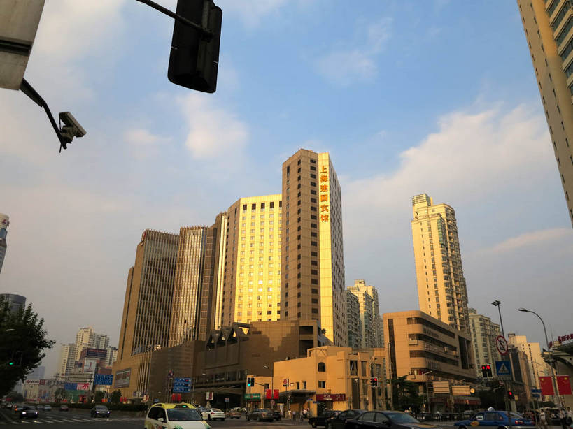 无人,宾馆,高楼大厦,横图,室外,白天,仰视,度假,安全,美景,植物,城市风光,标志建筑,城市,大厦,道路,地标,建筑,路,路灯,摩天大楼,人行横道,公路,出租车,汽车,照明,上海,中国,亚洲,阴影,光线,影子,景观,云,云朵,红绿灯,建筑群,人行道,灯光,分界线,停车线,信号灯,交通,云彩,娱乐,建设,车,灯,树,树木,蓝色,绿色,白云,蓝天,天空,阳光,自然,交通工具,轿车,天,驾驶,行驶,享受,休闲,景色,放松,警示,生长,晴朗,成长,车行道,车行道分界线,操纵,照亮,申,控制,照明设备,提示,载具,的士,标线,人行横道线,计程车,驾车,流通,东亚,操控,车行线,徐汇区,上海市,交通信号灯,行人信号灯,中华人民共和国,沪,华东地区,把持,晴空,斑马线,马路,彩图,低角度拍摄,大楼,高层建筑,高楼,客店,客栈,旅店,旅馆,旅舍,摩天楼,漕溪北路,shslj1,建国宾馆,上海建国宾馆