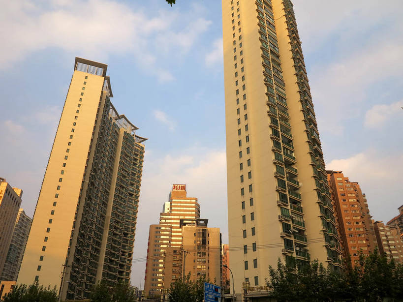 无人,宾馆,家,高楼大厦,横图,室外,白天,仰视,度假,美景,植物,城市风光,标志建筑,城市,大厦,地标,建筑,摩天大楼,上海,中国,亚洲,阴影,光线,标志,文字,影子,字符,房屋,屋子,景观,云,云朵,公寓,建筑群,云彩,娱乐,标识,建设,洋房,楼房,住宅,树,树木,蓝色,绿色,白云,蓝天,天空,阳光,自然,天,享受,休闲,汉字,景色,放松,生长,晴朗,成长,申,中文,东亚,徐汇区,上海市,中华人民共和国,沪,华东地区,国文,华文,晴空,彩图,低角度拍摄,房子,大楼,高层建筑,高楼,客店,客栈,旅店,旅馆,旅舍,摩天楼,漕溪北路,shslj1,亚都国际名园