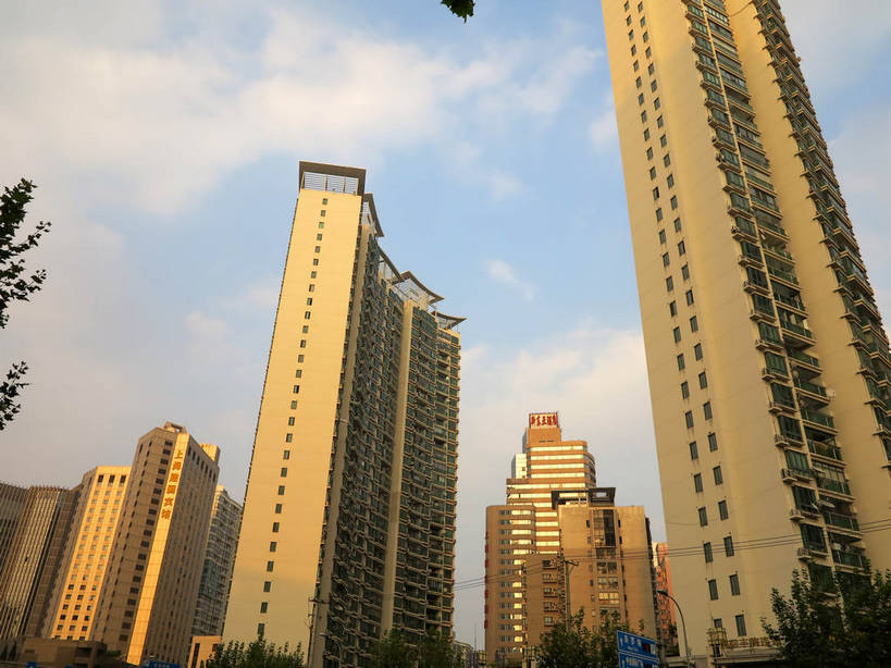 无人,宾馆,家,高楼大厦,横图,室外,白天,仰视,度假,美景,植物,城市风光,标志建筑,城市,大厦,地标,建筑,摩天大楼,上海,中国,亚洲,阴影,光线,标志,文字,影子,字符,房屋,屋子,景观,云,云朵,公寓,建筑群,云彩,娱乐,标识,建设,洋房,楼房,住宅,树,树木,蓝色,绿色,白云,蓝天,天空,阳光,自然,天,享受,休闲,汉字,景色,放松,生长,晴朗,成长,申,中文,东亚,徐汇区,上海市,中华人民共和国,沪,华东地区,国文,华文,晴空,彩图,低角度拍摄,房子,大楼,高层建筑,高楼,客店,客栈,旅店,旅馆,旅舍,摩天楼,漕溪北路,shslj1,亚都国际名园