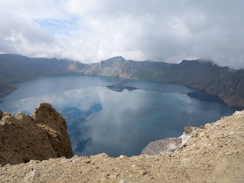 无人,横图,俯视,室外,白天,旅游,度假,湖,湖泊,石头,美景,山,山脉,水,长白山,中国,亚洲,石子,湖面,景观,山峰,水流,水面,乌云,云,阴天,云朵,山峦,云彩,娱乐,倒影,天空,自然,湖水,群山,天,享受,休闲,景色,放松,连绵,倒映,昏暗,绵延,阴沉,自然风光,东亚,天池,吉林,吉林省,中华人民共和国,东北地区,吉,联贯,反照,石块,彩图,高角度拍摄,长白山脉,shslj1