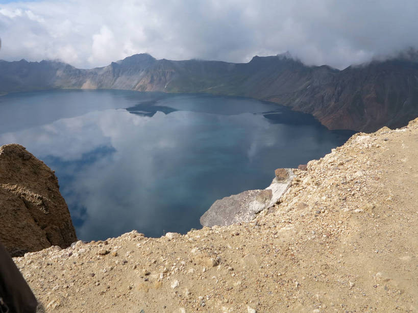 无人,横图,俯视,室外,白天,旅游,度假,湖,湖泊,石头,美景,山,山脉,水,长白山,中国,亚洲,石子,湖面,景观,山峰,水流,水面,乌云,云,阴天,云朵,山峦,云彩,娱乐,倒影,天空,自然,湖水,群山,天,享受,休闲,景色,放松,连绵,倒映,昏暗,绵延,阴沉,自然风光,东亚,天池,吉林,吉林省,中华人民共和国,东北地区,吉,联贯,反照,石块,彩图,高角度拍摄,长白山脉,shslj1