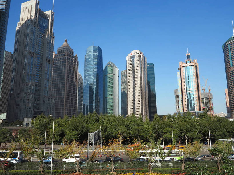 无人,高楼大厦,横图,室外,白天,正面,度假,美景,树林,植物,窗户,落地窗,城市风光,标志建筑,城市,大厦,道路,地标,建筑,路,摩天大楼,公路,公共汽车,上海,中国,亚洲,一排,许多,阴影,整齐,并列,并排,光线,影子,景观,建筑群,分界线,巴士,停车线,公交车,交通,很多,娱乐,建设,浦东,玻璃窗,车,树,树木,排列,蓝色,绿色,蓝天,天空,阳光,自然,交通工具,轿车,天,享受,休闲,景色,放松,生长,晴朗,成长,车行道,车行道分界线,申,队列,载具,标线,平行,玻璃幕墙,金融中心,陆家嘴,陆家嘴金融贸易区,浦东新区,东亚,车行线,上海市,万里无云,中华人民共和国,沪,华东地区,上海世界金融大厦,时代金融中心,晴空,晴空万里,马路,彩图,大楼,高层建筑,高楼,摩天楼,恒生银行大厦,世界金融大厦,上海银行大厦,shslj1,黄金置地大厦,上海恒生银行大厦