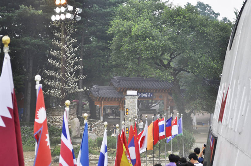 东方人,站,横图,室外,白天,正面,旅游,度假,美景,植物,门,建筑,路灯,旗帜,国旗,照明,春川,南怡岛,韩国,亚洲,一排,一群,许多,行人,游客,游人,服装,整齐,飘扬,瓦片,屋顶,景观,灯光,很多,顶棚,瓦,休闲装,黄种人,娱乐,路人,旅客,灯,树,树木,排列,衣服,绿色,天空,自然,门框,天,站着,享受,休闲,休闲服,景色,放松,建造,服饰,生长,成长,飘逸,照亮,照明设备,队列,自然风光,飞扬,东亚,屋瓦,大韩民国,江原道,春川市,过客,男人,男性,年轻男性,年轻女性,女人,女性,中年男性,中年女性,亚洲人,旗,站立,半身,彩图,万国旗,道,shslj1
