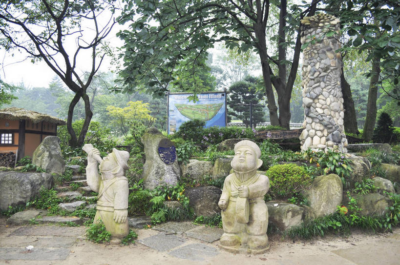 无人,横图,室外,白天,正面,旅游,度假,岛屿,石头,美景,植物,雕塑,春川,南怡岛,韩国,亚洲,艺术,装饰,雕刻,雕像,石子,岛,景观,娱乐,石雕,树,树木,绿色,自然,工艺品,享受,休闲,景色,放松,生长,成长,纪念,美术,自然风光,主题,陈列,东亚,功能,美学,大韩民国,江原道,春川市,列岛,群岛,石块,岩石,诸岛,彩图,道,shslj1