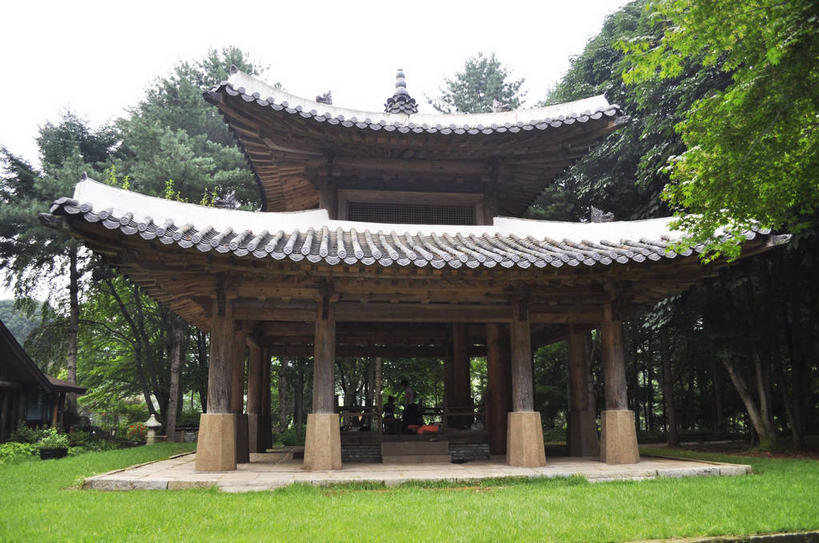 东方人,两个人,站,坐,横图,室外,白天,正面,旅游,度假,草地,草坪,美景,树林,植物,建筑,春川,南怡岛,韩国,亚洲,行人,游客,游人,服装,瓦片,亭子,屋顶,景观,顶棚,瓦,休闲装,黄种人,娱乐,路人,旅客,草,树,树木,衣服,绿色,天空,自然,凉亭,天,站着,享受,休闲,休闲服,景色,放松,建造,服饰,生长,成长,自然风光,东亚,屋瓦,大韩民国,江原道,春川市,过客,男人,男性,年轻男性,年轻女性,女人,女性,亚洲人,站立,坐着,彩图,全身,道,shslj1