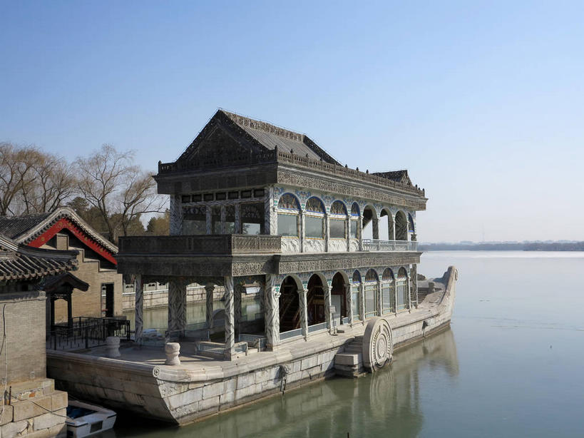 无人,颐和园,宫殿,栏杆,横图,室外,白天,正面,旅游,度假,湖,湖泊,名胜古迹,水,植物,标志建筑,地标,建筑,北京,中国,亚洲,一排,许多,阴影,遗迹,整齐,光线,影子,柱子,墙,屋顶,湖面,水流,水面,围栏,首都,很多,顶棚,古迹,文物,娱乐,建设,古建筑,护栏,墙壁,墙面,树,树木,排列,蓝色,绿色,倒影,蓝天,天空,阳光,自然,湖水,天,享受,休闲,旅游胜地,放松,生长,晴朗,成长,倒映,宫廷,权利,队列,古文明,东亚,海淀区,清晏舫,昆明湖,万里无云,中华人民共和国,北京市,京,北平,华北地区,皇家园林,王宫,反照,清漪园,晴空,晴空万里,彩图,皇宫,shslj1