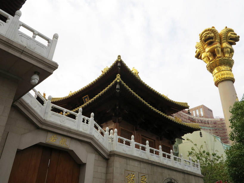 无人,寺庙,栏杆,横图,室外,白天,仰视,旅游,度假,名胜古迹,植物,门,标志建筑,地标,建筑,上海,中国,亚洲,节日,遗迹,瓦片,柱子,墙,屋檐,围栏,古迹,文化,文物,娱乐,建设,古建筑,护栏,檐,墙壁,墙面,树,树木,南京西路,绿色,天空,自然,门框,庙宇,天,祈祷,享受,休闲,健康,金色,旅游胜地,放松,许愿,宗教,佛教,信仰,生长,成长,纪念,静安寺,祈求,申,古文明,东亚,静安区,上海市,中华人民共和国,沪,华东地区,释教,平安,彩图,低角度拍摄,庙,寺,静安古寺,飞檐,shslj1